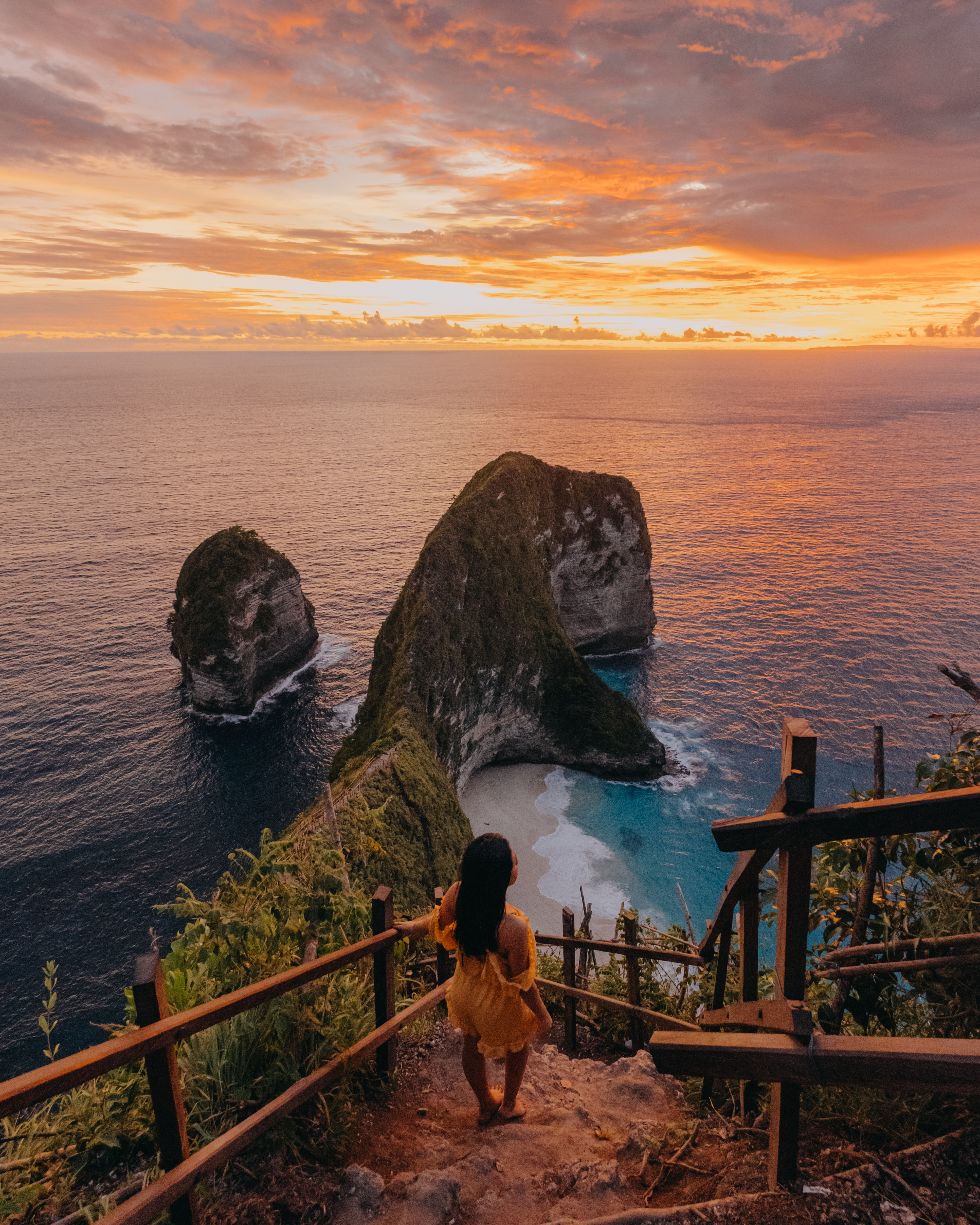 Maxsus plyajdagi qizlarning fotosuratlari yalangoch hippi qizlar