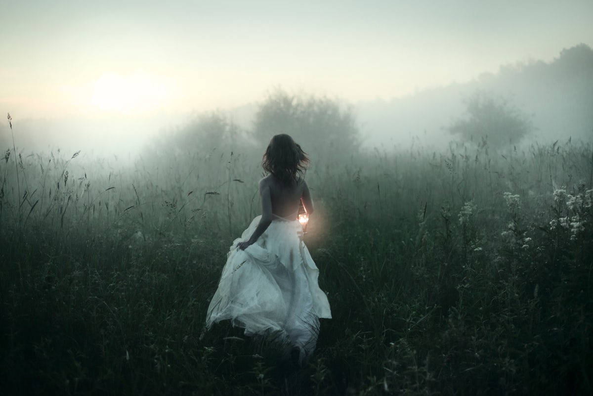 Оделась туманом. Девушка в тумане. Образ женщины в тумане. Девушка в тумане Эстетика. Атмосферная фотосессия.